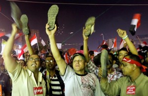 Anti-Morsi protestors react to the president's televised speech. (Credit: Reuters)